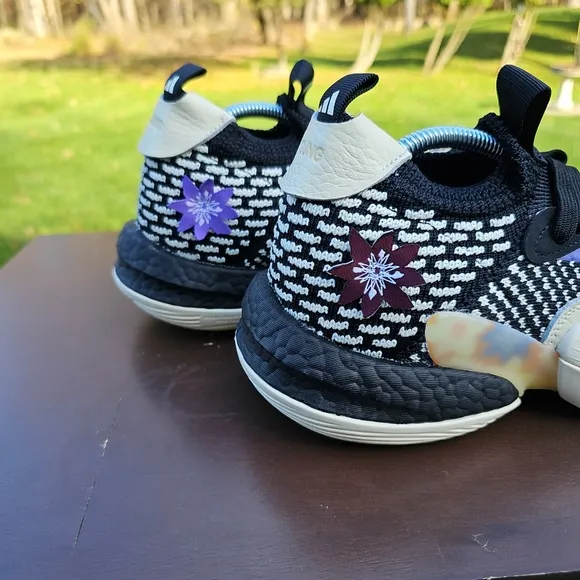 Adidas boost Trae young 2 mid flowers mens Size 9 New without a box.