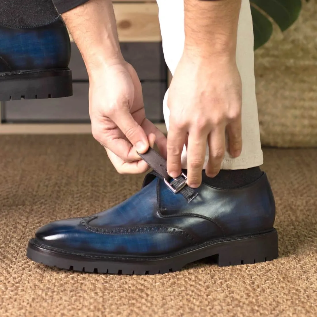 Chaussure à boucle bout fleuri en cuir patiné bleu mariné - Semelles Commando