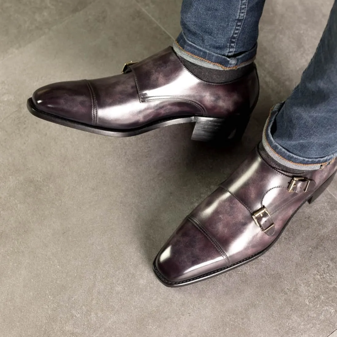 Chaussure double boucle en cuir patiné aubergine