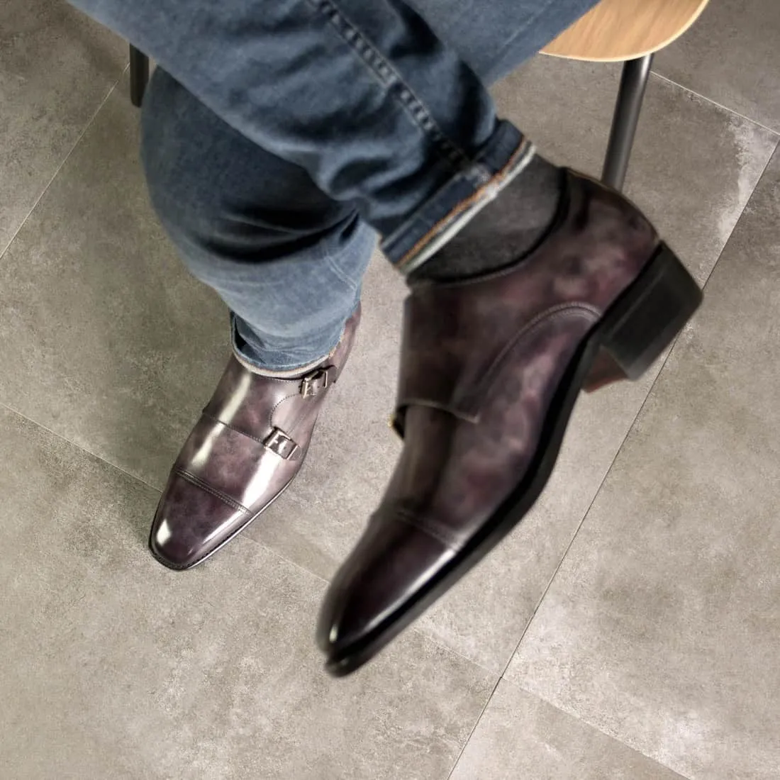 Chaussure double boucle en cuir patiné aubergine