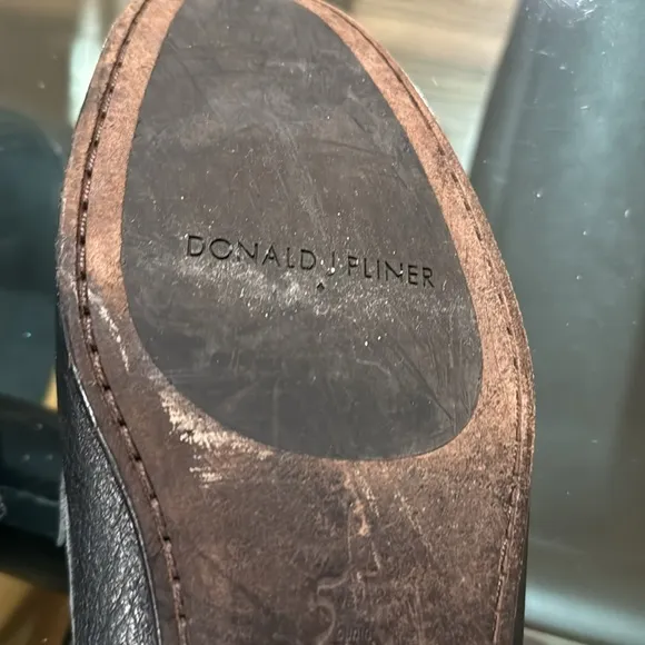 DONALD J PLINER LEATHER SLIP-ONS