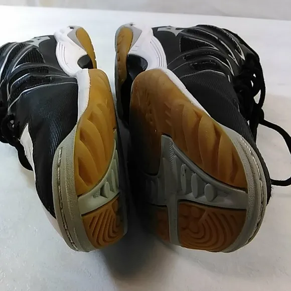 Mizuno wave hurricane 3 Athletic woman's size 10