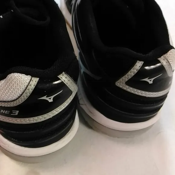 Mizuno wave hurricane 3 Athletic woman's size 10