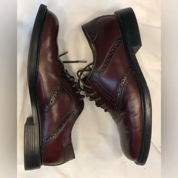 Nunn Bush  9 m oxfords maroon color lace up The edge of shoe opening is peeling