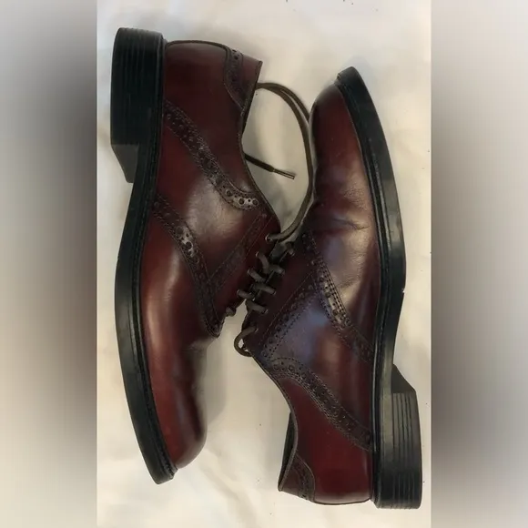 Nunn Bush  9 m oxfords maroon color lace up The edge of shoe opening is peeling