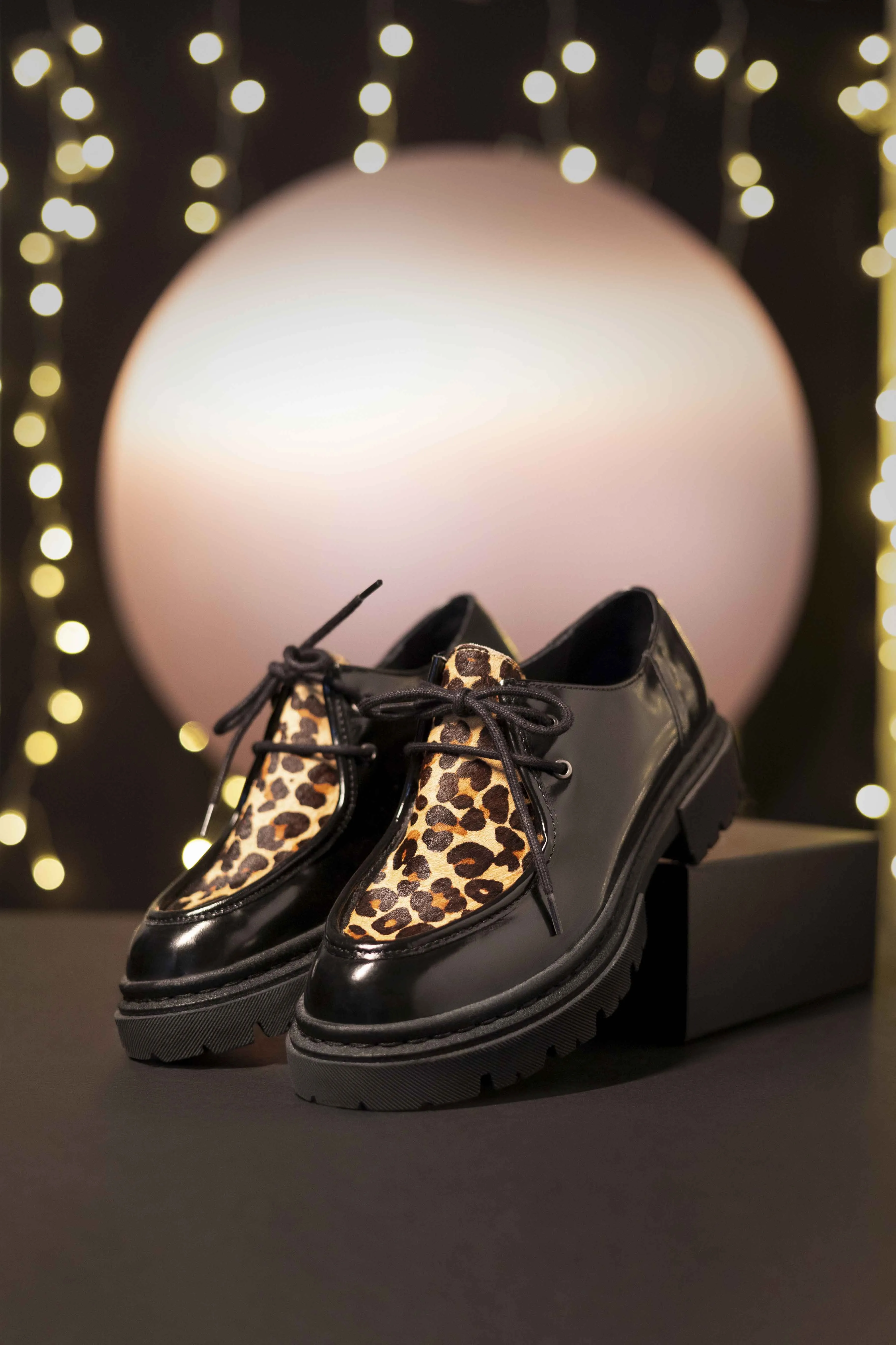 O.MAEL - Derbies crantés noirs en cuir glacé et cuir effet poulain à motif léopard
