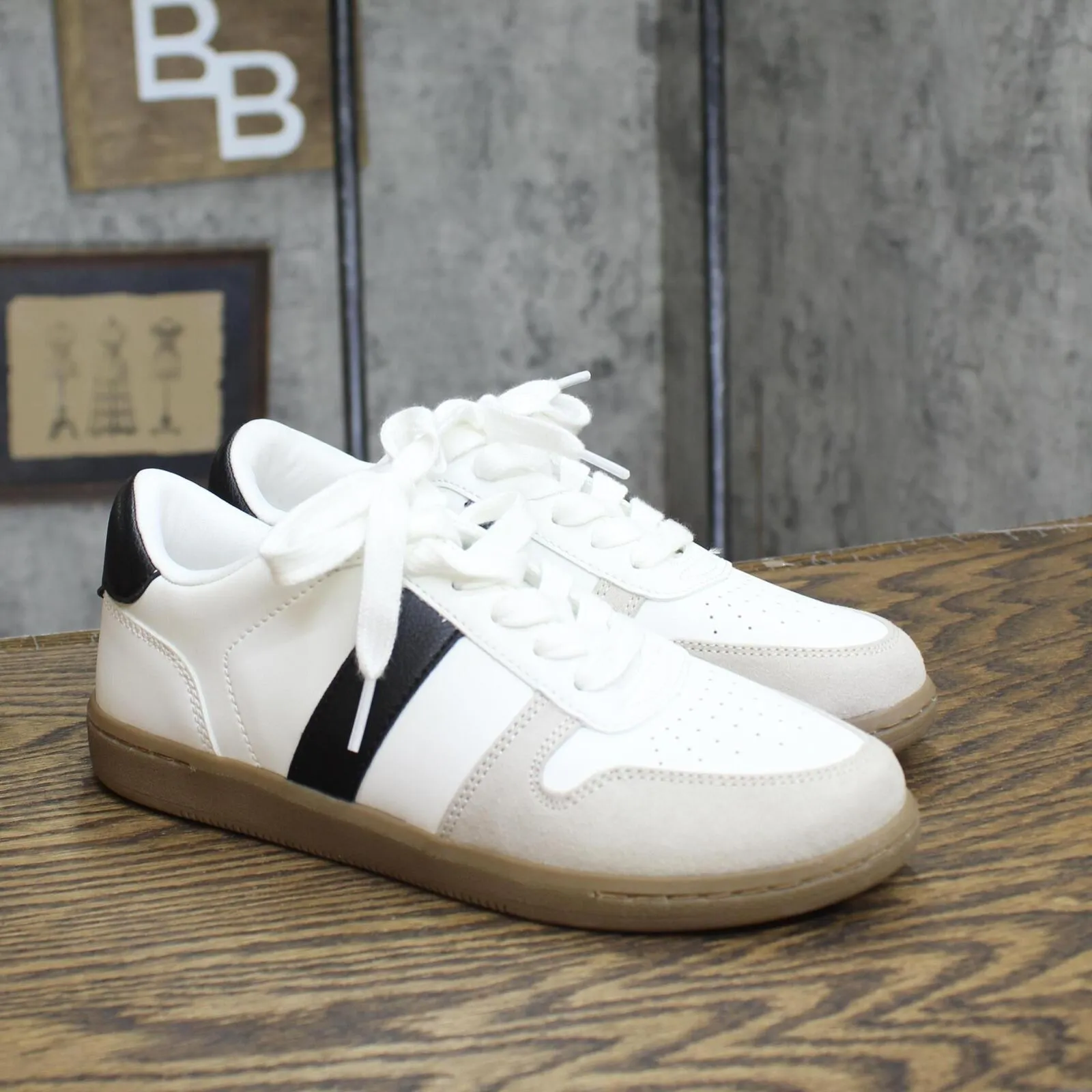Universal Threads Nikita Fashion Sneakers Memory Foam Insole White / Black 6M