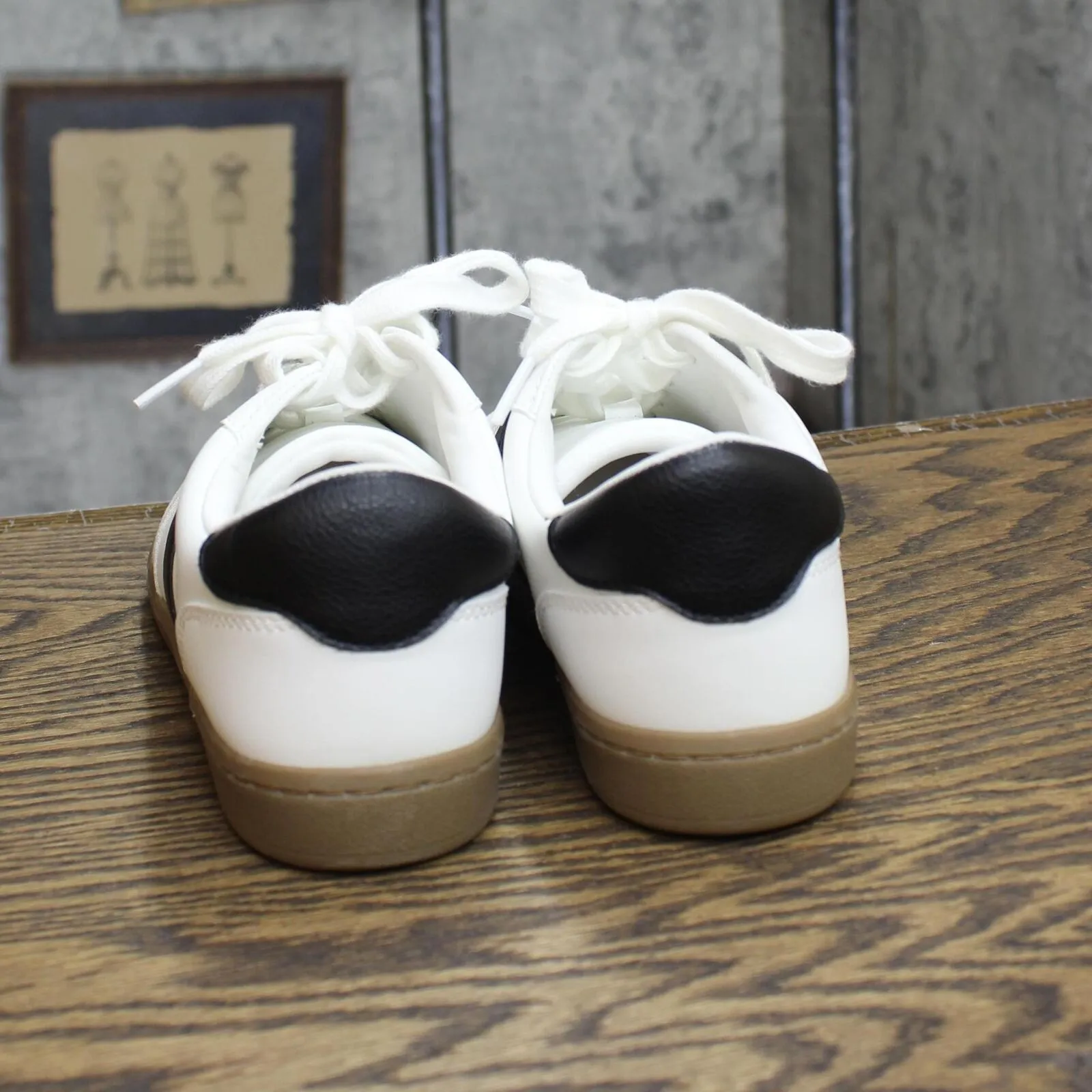 Universal Threads Nikita Fashion Sneakers Memory Foam Insole White / Black 6M